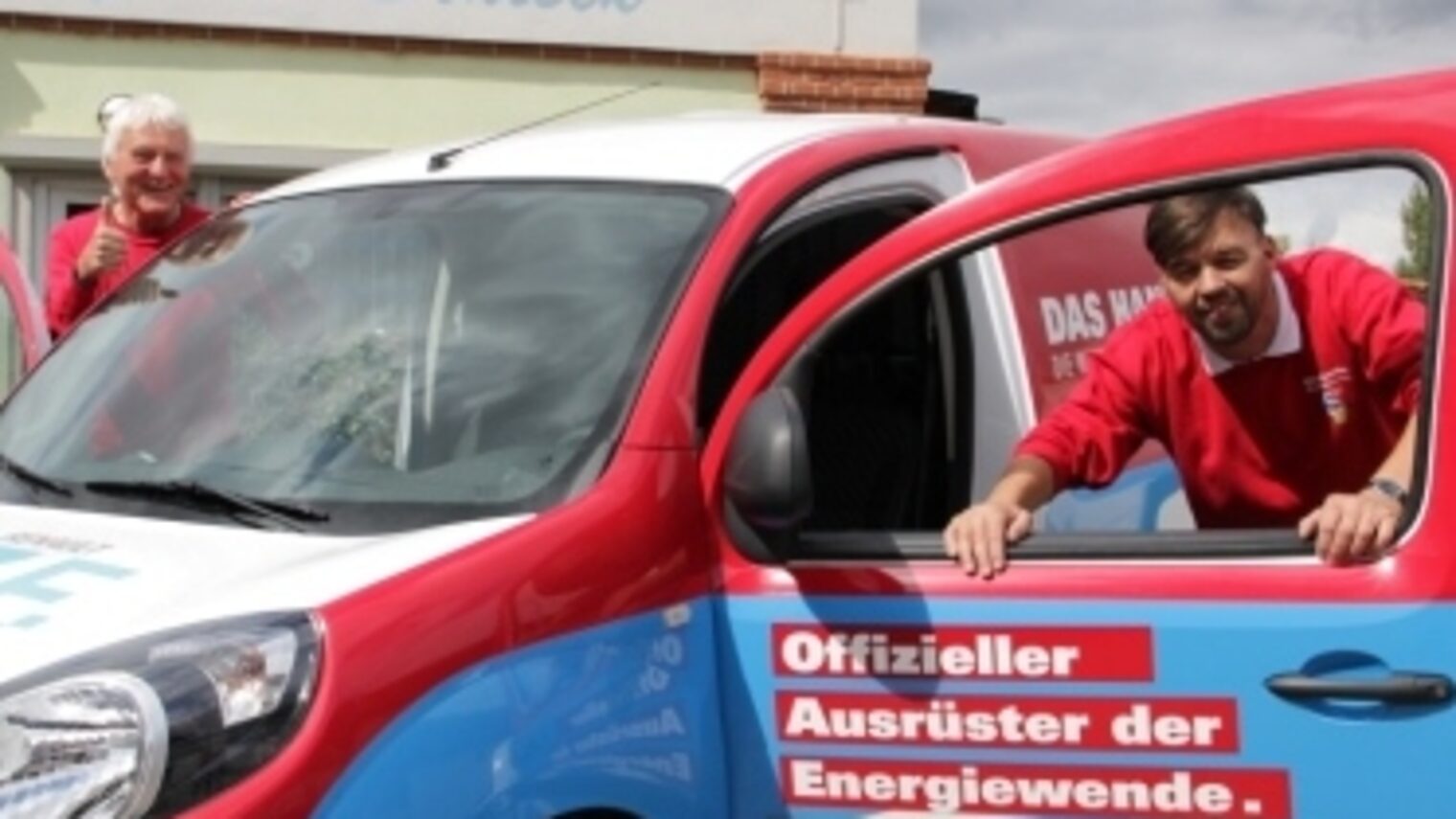 Freuen sich auf die Fahrten mit dem E-Auto: Malermeister Frank Schieck und Frank Eichhorn. 