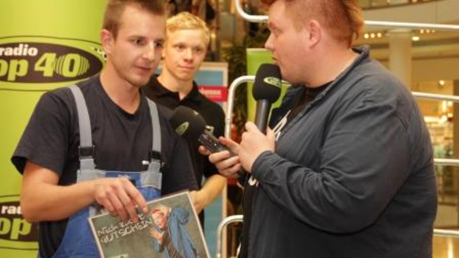 Siegerinterview: Martin Beindorf siegte beim "heißen Draht" gegen Nick und sicherte sich die 100 Euro. Kewin Dietzel (Mitte) war der Oberschiedsrichter. Nick zockte dieses Mal im Anger 1 in Erfurt.