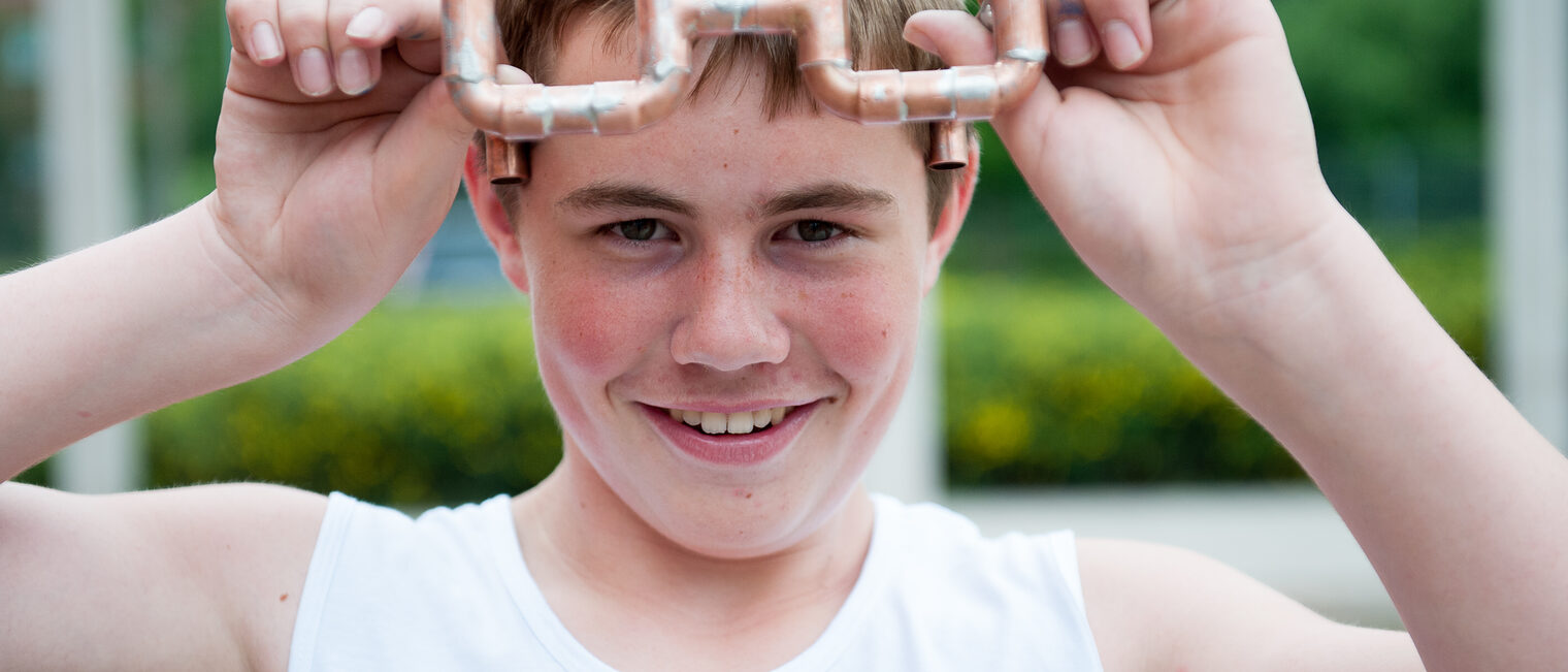 Coole Aktionen gab es beim Sommercamp 2015: Marc mit seiner Brille aus Kupferrohr Foto: Rainer Aschenbrenner/Curcuma Medien