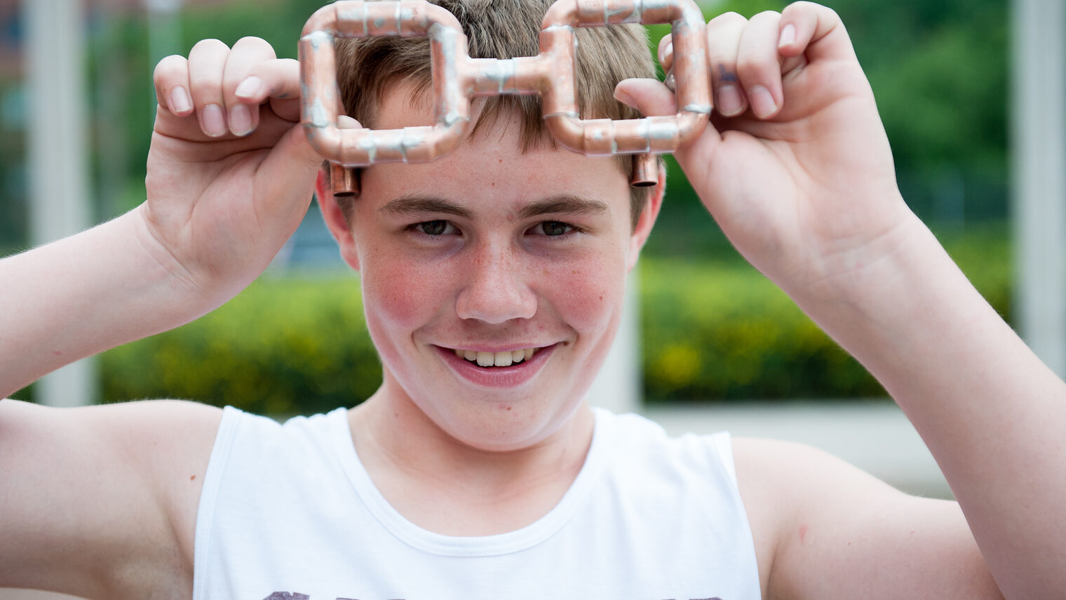 Coole Aktionen gab es beim Sommercamp 2015: Marc mit seiner Brille aus Kupferrohr Foto: Rainer Aschenbrenner/Curcuma Medien