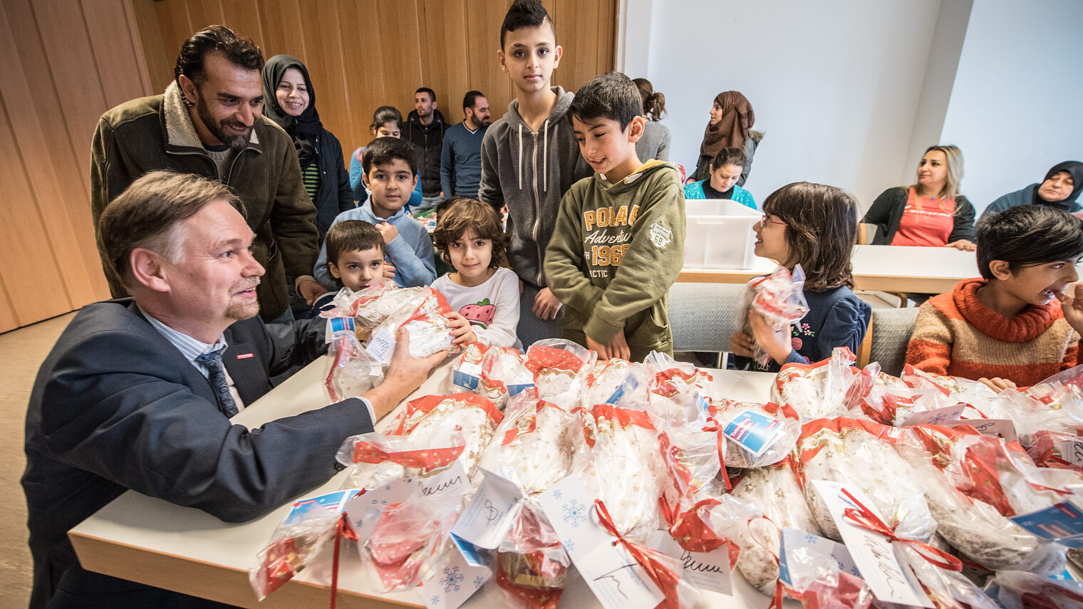 Erfurt - 22.12.2015: Präsident Lobenstein übergit über 80 Welcome-Stollen an Flüchtlinge in der Thüringenhalle.