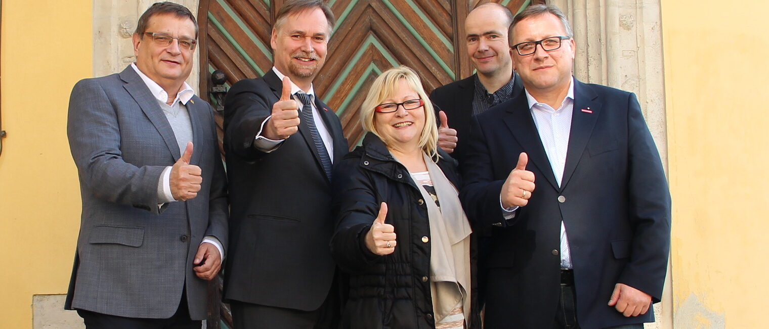 Daumen hoch für das Handwerk. Rüdiger Eisenbrand, Bürgermeister Apolda, Stefan Lobenstein, Präsident des Thüringer Handwerkstags, Steffi Grimm, Kreishandwerkerschaft Mittelthüringen, Thomas Schulz, Stadtverwaltung Apolda und Holger Prüfer, Kreishandwerksmeister, Kreishandwerkerschaft Mittelthüringen vor dem Rathaus in Apolda.