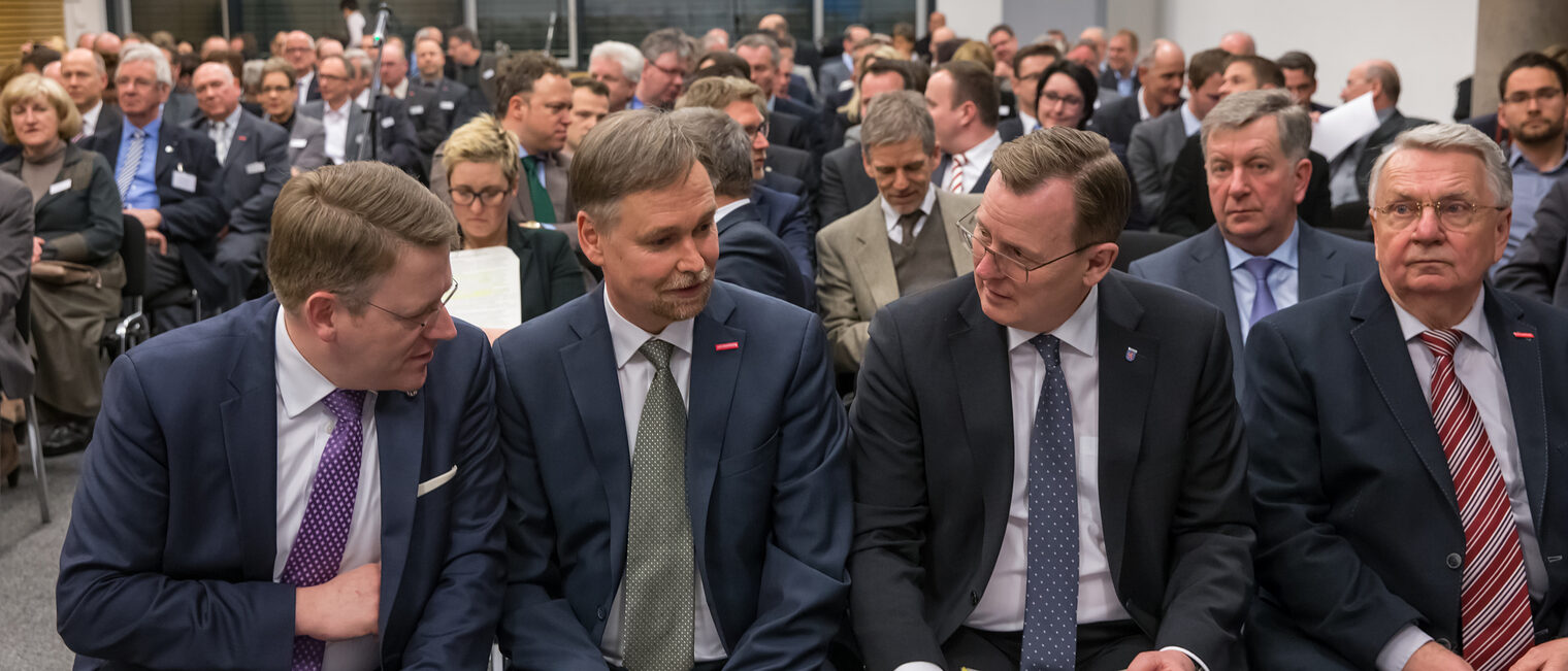 Handwerk und Politik im Gespräch - Stefan Lobenstein, Präsident des Thüringer Handwerktages (Mitte) im Gespräch mit Landtagspräsident Christian Carius (links), Ministerpräsident Ramelow und Klaus Nützel, Präsident HWK Ostthüringen. 