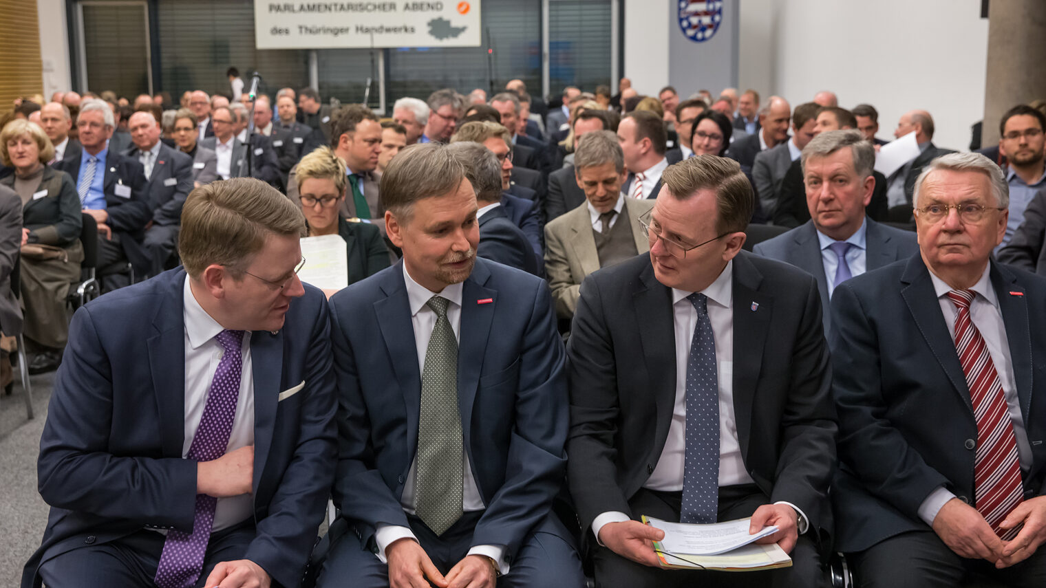 Handwerk und Politik im Gespräch - Stefan Lobenstein, Präsident des Thüringer Handwerktages (Mitte) im Gespräch mit Landtagspräsident Christian Carius (links), Ministerpräsident Ramelow und Klaus Nützel, Präsident HWK Ostthüringen. 