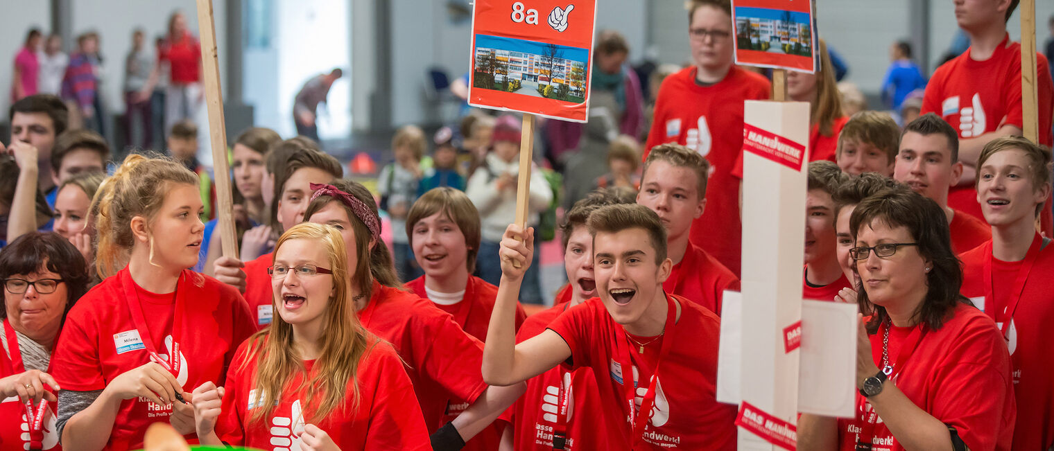 Schueler wetteifern am 20.04.2016 auf der Messe in Erfurt ( Thueringen ) beim grossen Finale des Wettbewerbs "Klasse Handwerk" miteinander. Die Klasse 8a der Grund- und Regelschule ¿ Käthe Kollwitz ¿ in Nordhausen konnten sich gegen die zweitplazierte Klasse 8 der AWO-Schloss-Schule in Neustadt/Orla und die Klasse 8a der Lautenbergschule in Suhl durchsetzen. Der Sieger erhaelt 1000 Euro für die Klassenkasse, jeweils 500 oder 300 Euro die Plätze zwei und drei. Foto: Michael Reichel/arifoto.de Schlagwort(e): lth, Handwerk, Schulen