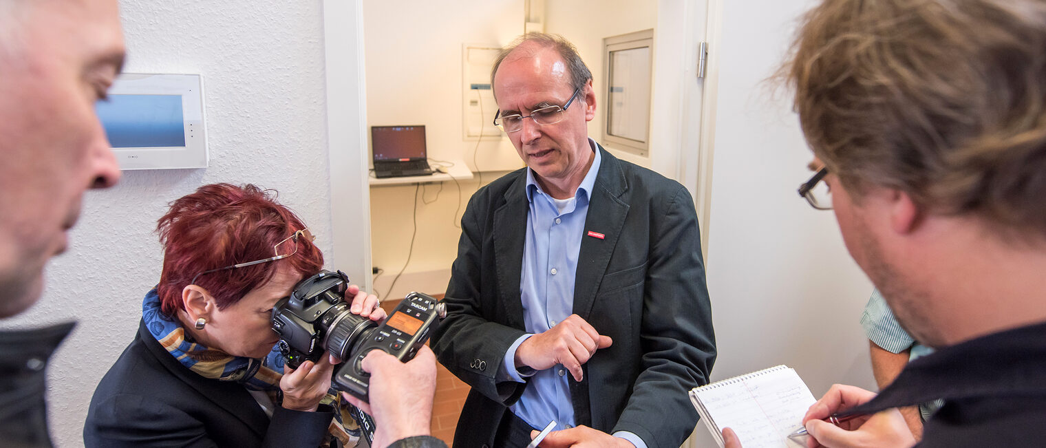 Frank Oelze informiert im Berufsbildungszentrum der Handwerkskammer Erfurt die Teilnehmer der Pressetour "Sicher zu Hause" über den SMART-Home Bereich im Kompetenzzentrum für Sicherheitssysteme. Im Bild, eine mobile Lösung für Smartphones zur Überwachung des SMART-Home Bereichs. Foto: Thomas Müller