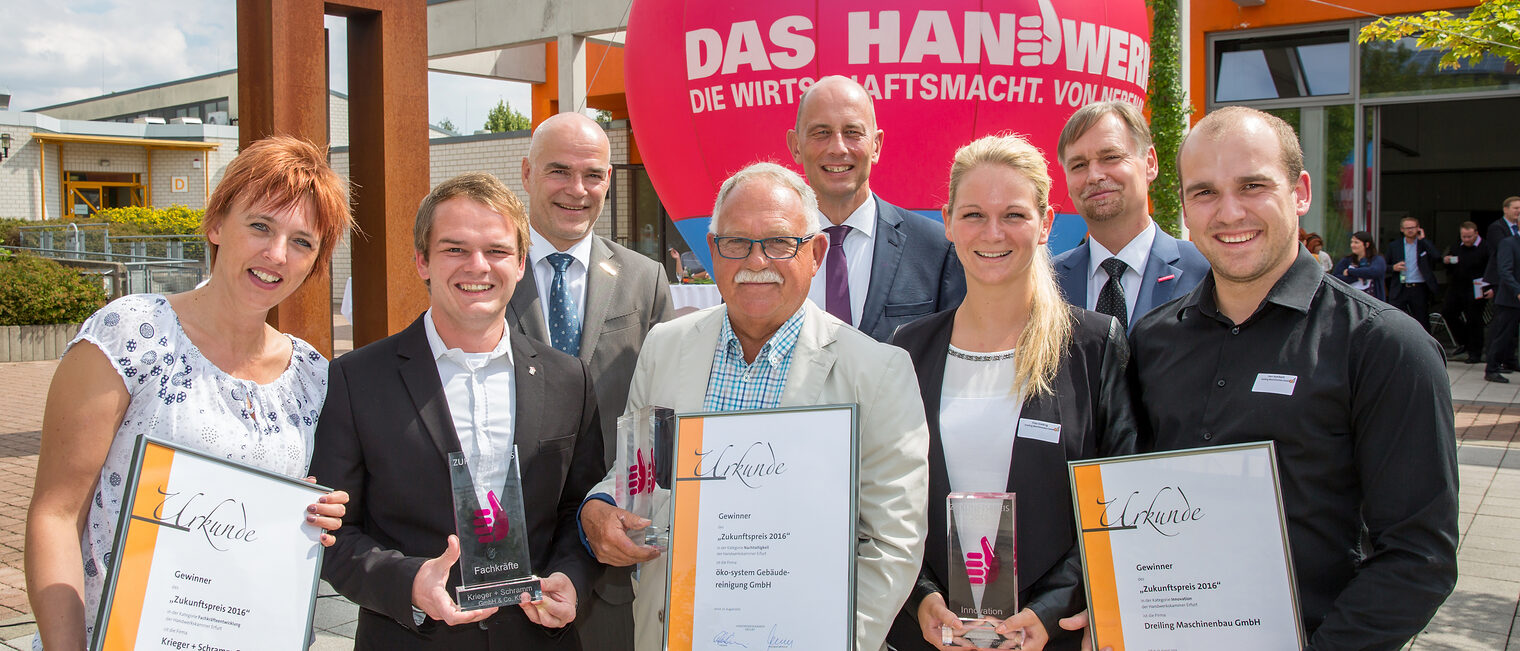 Die Preisträger der Zukunftspreise 2016 der Handwerkskammer Erfurt in den Kategorien Fachkraefte (l-r), Nachhaltigkeit und Innovation am 15.08.2016 in Erfurt. Hintere Reihe: Rektor Volker Zerbe (FH Erfurt) Wirtschaftssminister Wolfgang Tiefensee (SPD) und HWK- Präsident Stefan Lobenstein (von links). 