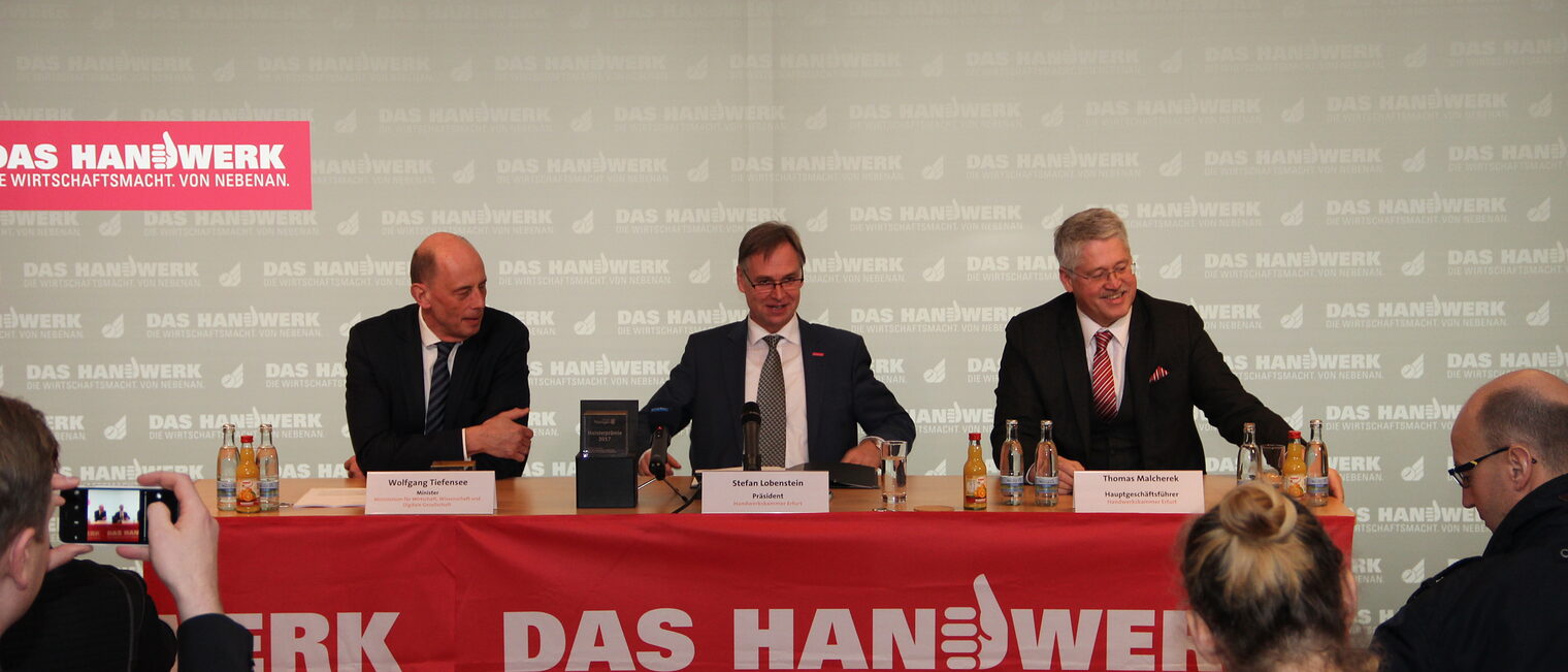 Pressekonferenz zum Jahresauftakt. Auf dem Podium Thüringens Wirtschaftsminister Wolfgang Tiefensee, Kammerpräsident Stefan Lobenstein und Hauptgeschäftsführer Thomas Malcherek (v.l.). 