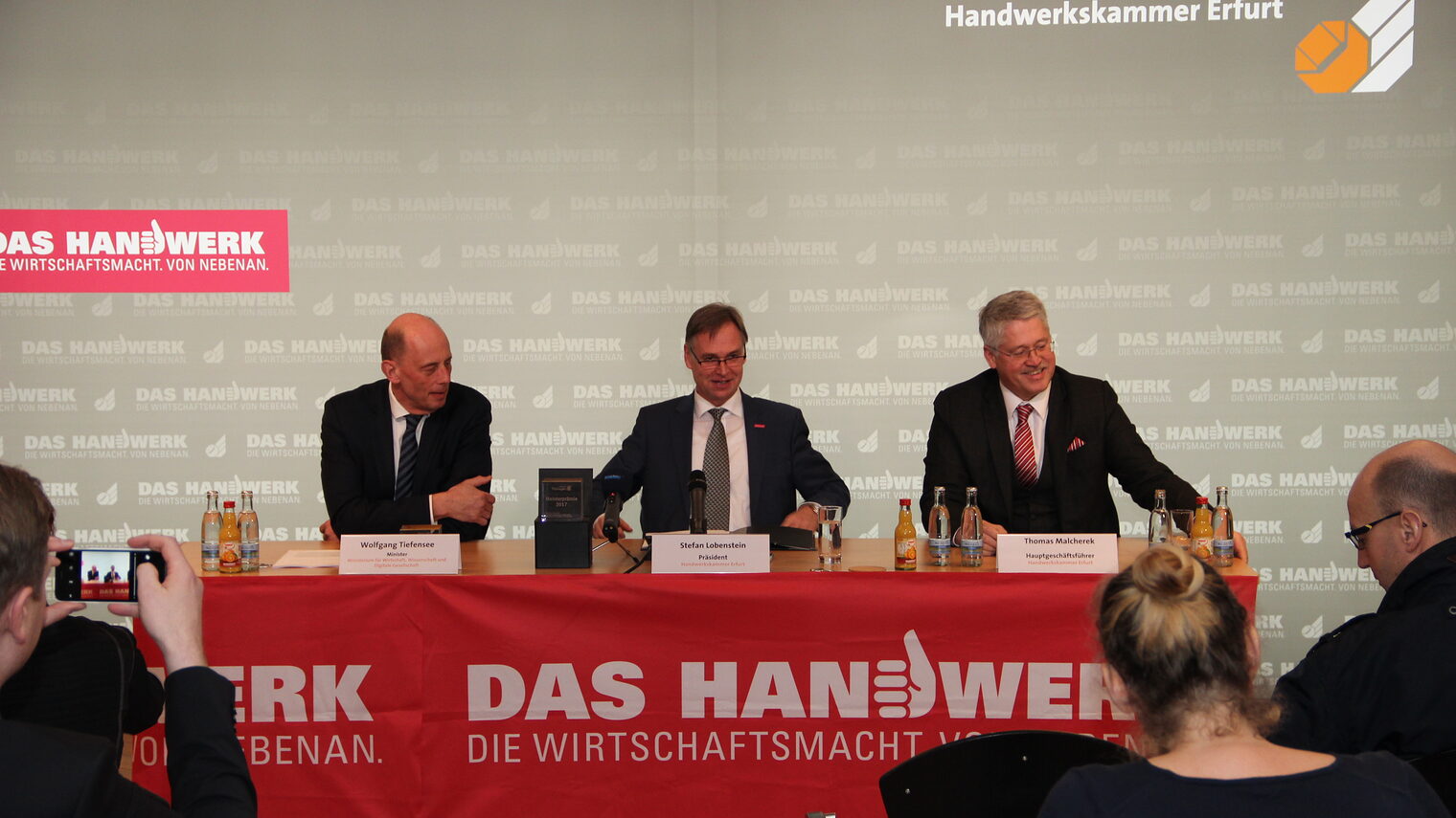 Pressekonferenz zum Jahresauftakt. Auf dem Podium Thüringens Wirtschaftsminister Wolfgang Tiefensee, Kammerpräsident Stefan Lobenstein und Hauptgeschäftsführer Thomas Malcherek (v.l.). 