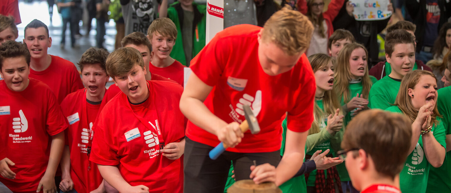 Schueler wetteifern am 20.04.2016 auf der Messe in Erfurt ( Thueringen ) beim grossen Finale des Wettbewerbs "Klasse Handwerk" miteinander. Die Klasse 8a der Grund- und Regelschule ¿ Käthe Kollwitz ¿ in Nordhausen konnten sich gegen die zweitplazierte Klasse 8 der AWO-Schloss-Schule in Neustadt/Orla und die Klasse 8a der Lautenbergschule in Suhl durchsetzen. Der Sieger erhaelt 1000 Euro für die Klassenkasse, jeweils 500 oder 300 Euro die Plätze zwei und drei. Foto: Michael Reichel/arifoto.de Schlagwort(e): lth, Handwerk, Schulen