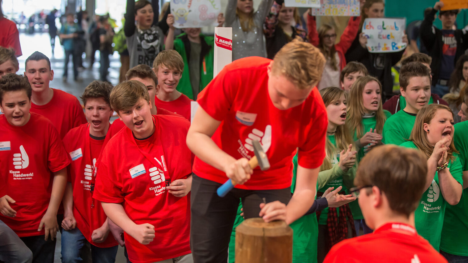 Schueler wetteifern am 20.04.2016 auf der Messe in Erfurt ( Thueringen ) beim grossen Finale des Wettbewerbs "Klasse Handwerk" miteinander. Die Klasse 8a der Grund- und Regelschule ¿ Käthe Kollwitz ¿ in Nordhausen konnten sich gegen die zweitplazierte Klasse 8 der AWO-Schloss-Schule in Neustadt/Orla und die Klasse 8a der Lautenbergschule in Suhl durchsetzen. Der Sieger erhaelt 1000 Euro für die Klassenkasse, jeweils 500 oder 300 Euro die Plätze zwei und drei. Foto: Michael Reichel/arifoto.de Schlagwort(e): lth, Handwerk, Schulen