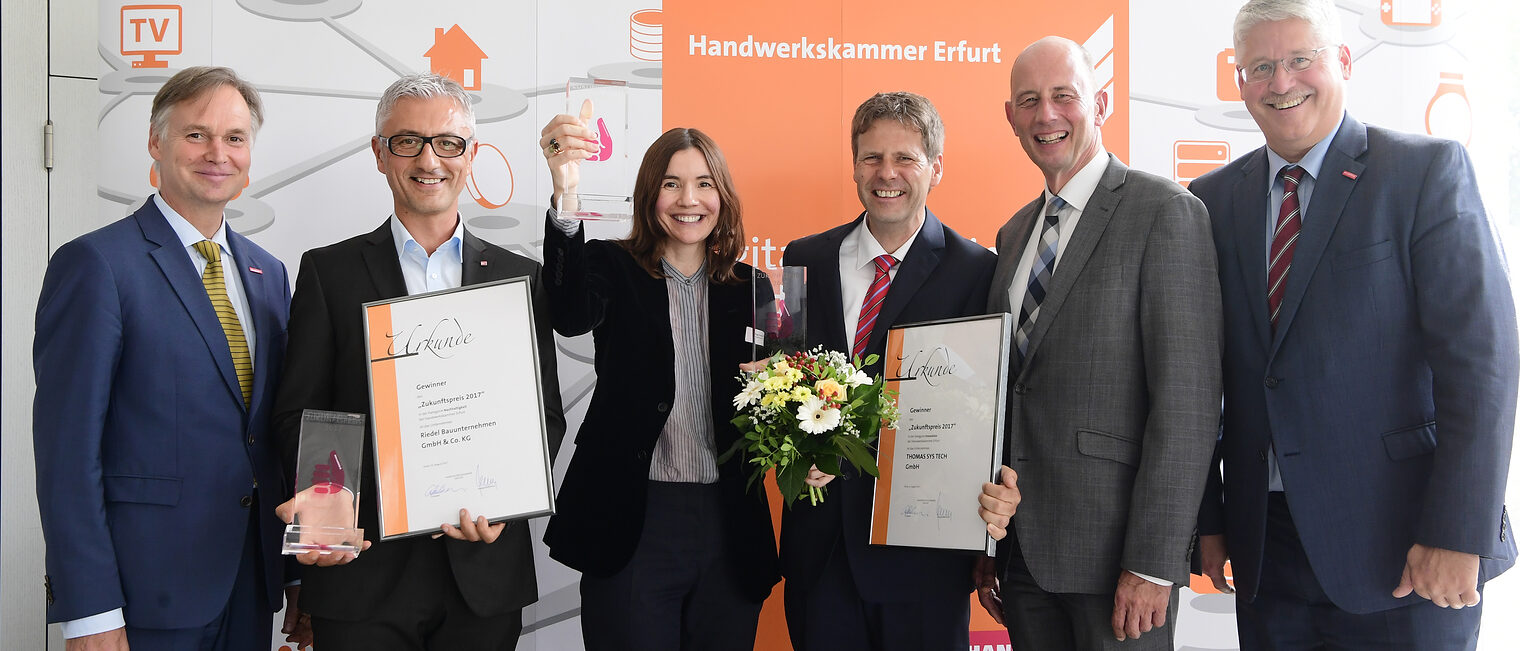 Die Preisträger der Zukunftspreise 2017 der Handwerkskammer Erfurt (v.l.n.r) - In der Kategorie Nachhaltigkeit überzeugte die Firma Riedel Bauunternehmung aus Erfurt. Den Preis in der Kategorie Fachkräftesicherung durfte die Firma Holzbau Hunold ( HUNOLDHAUS ) aus Leinefelde-Worbis entgegennehmen. Und die Firma THOMAS SYS TECH GmbH aus Wahlhausen im Eichsfeld gewann den Zukunftspreis in der Kategorie Innovation. Präsident Stefan Lobenstein (l.), Hauptgeschäftsführer Thomas Malcherek und Wirtschaftssminister Wolfgang Tiefensee (v. r.)