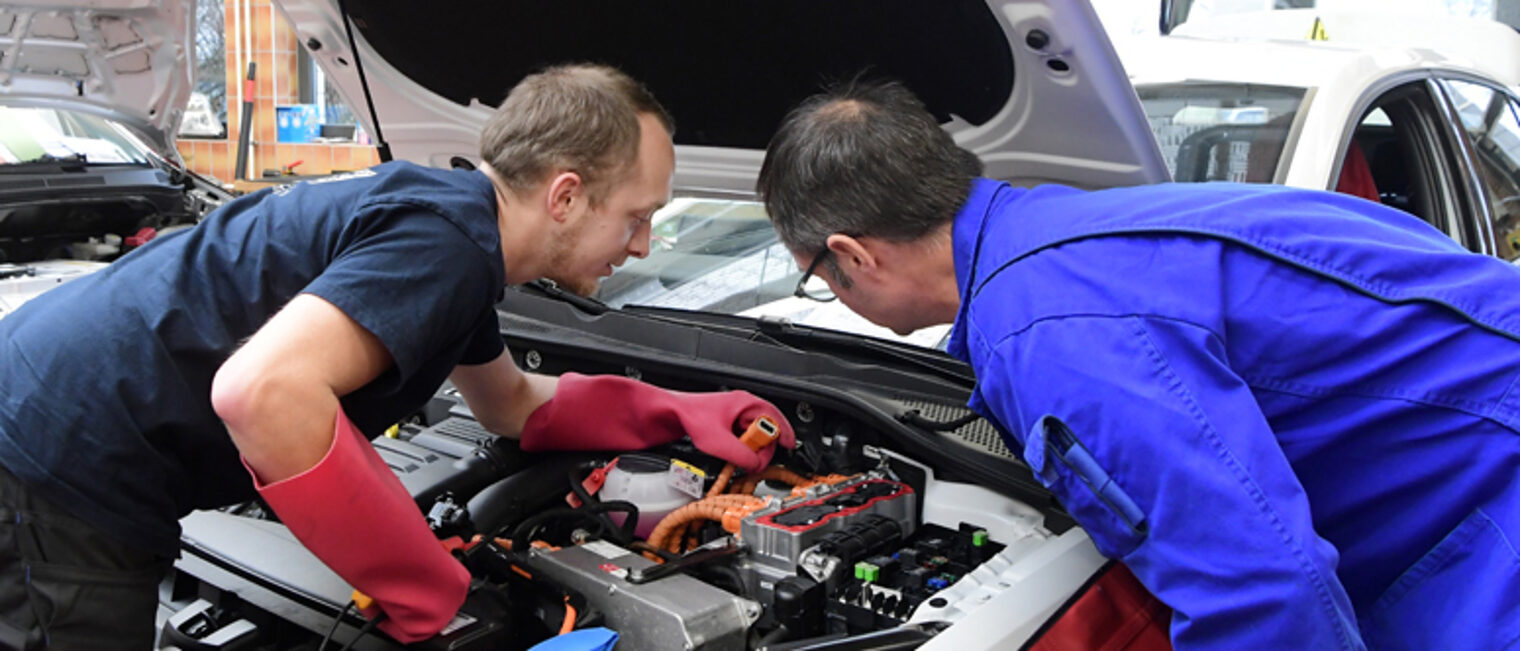 Modern Ausgestattet - Kfz-Spezialwerkstatt für Elektro-und Hybridfahrzeuge im Berufsbildungszentrum der Handwerkskammer Erfurt