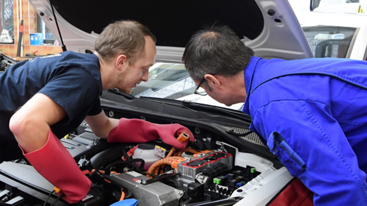 Modern Ausgestattet - Kfz-Spezialwerkstatt für Elektro-und Hybridfahrzeuge im Berufsbildungszentrum der Handwerkskammer Erfurt