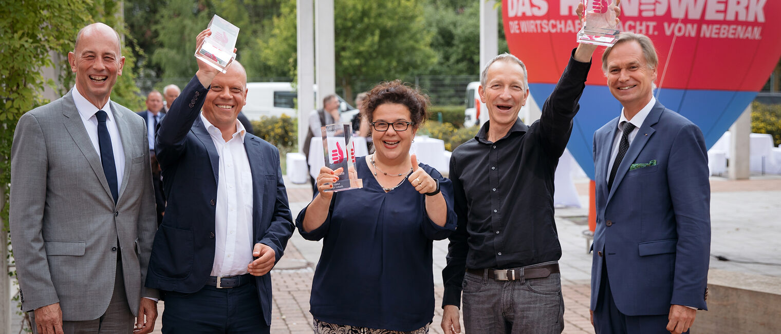 Wolfgang Tiefensee (l, SPD), Thüringer Wirtschaftsschaftsminister, und Stefan Lobenstein (r), Handwerkskammerpräsident ehren die Preisträger in den Kategorien (l-r) Nachhaltigkeit - Dieter Ortmann (Maxx-solar & Energie), Fachkräfte - Anett Vollborth (Friseur) und Innovation - Dr. Michael Pletat (Coxali) zeigen am 20.08.2018 in Erfurt (Thüringen) ihre Preise. Der jährlich vergebene Zukunftspreis soll wegweisende Handwerksbetriebe ehren. Foto: Michael Reichel / HWK Erfurt Schlagwort(e): lth, Handwerk