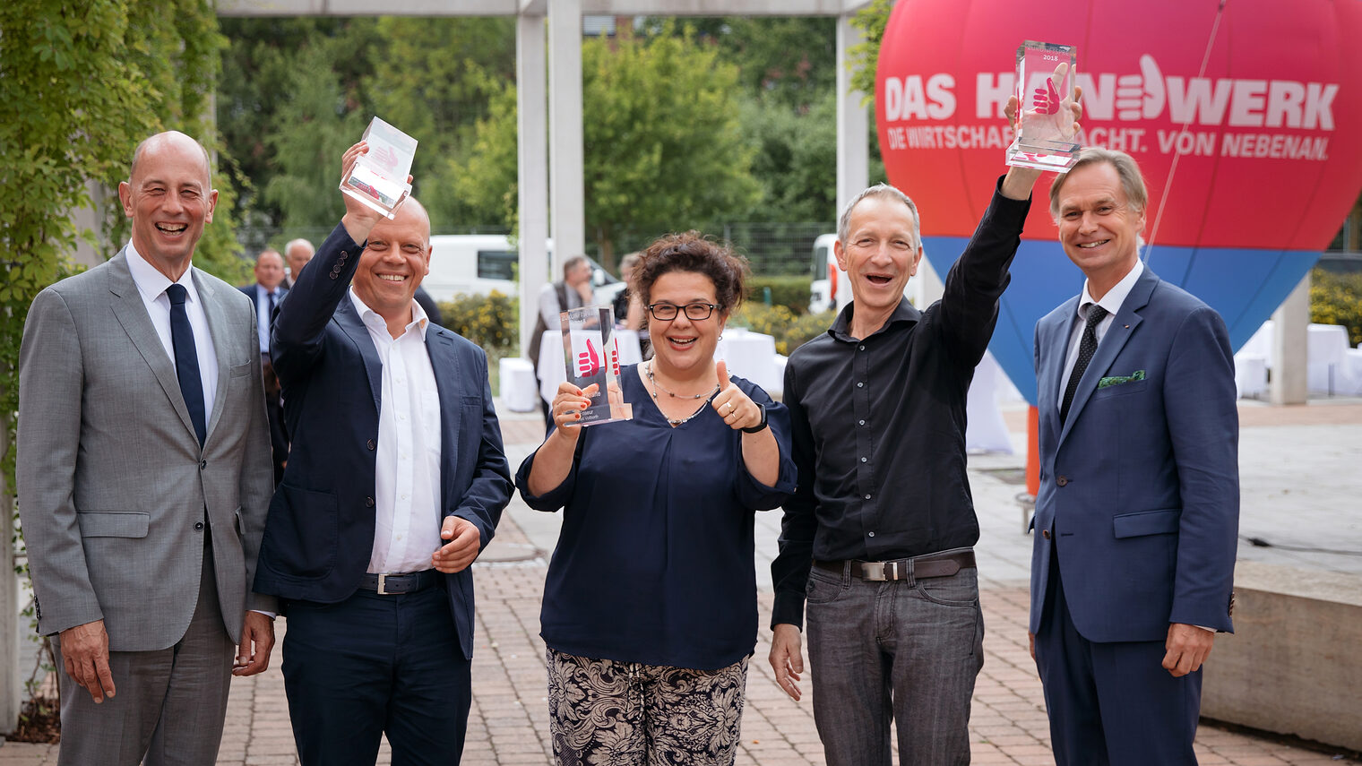 Wolfgang Tiefensee (l, SPD), Thüringer Wirtschaftsschaftsminister, und Stefan Lobenstein (r), Handwerkskammerpräsident ehren die Preisträger in den Kategorien (l-r) Nachhaltigkeit - Dieter Ortmann (Maxx-solar & Energie), Fachkräfte - Anett Vollborth (Friseur) und Innovation - Dr. Michael Pletat (Coxali) zeigen am 20.08.2018 in Erfurt (Thüringen) ihre Preise. Der jährlich vergebene Zukunftspreis soll wegweisende Handwerksbetriebe ehren. Foto: Michael Reichel / HWK Erfurt Schlagwort(e): lth, Handwerk