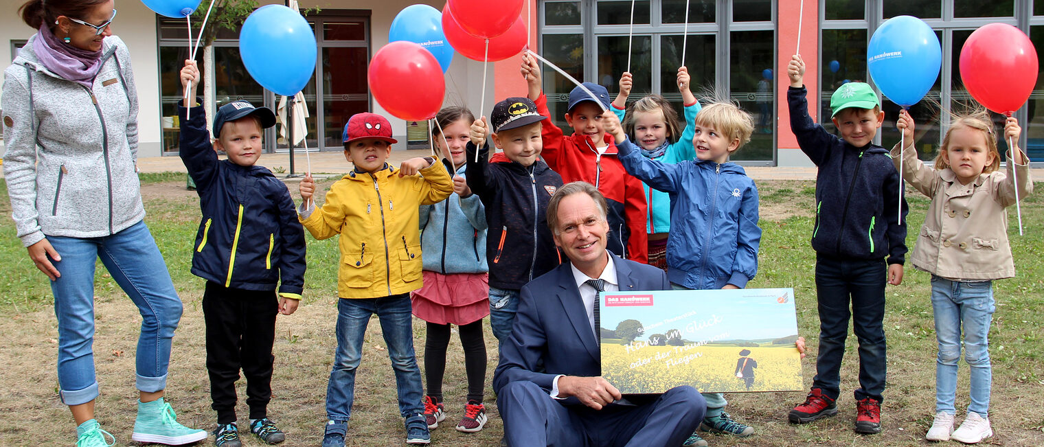 Stefan Lobenstein, Präsident der Handwerkdkammer Erfurt mit den Vorschulkindern der Kita "Strolche".