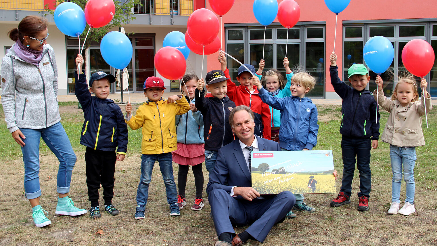 Stefan Lobenstein, Präsident der Handwerkdkammer Erfurt mit den Vorschulkindern der Kita "Strolche".