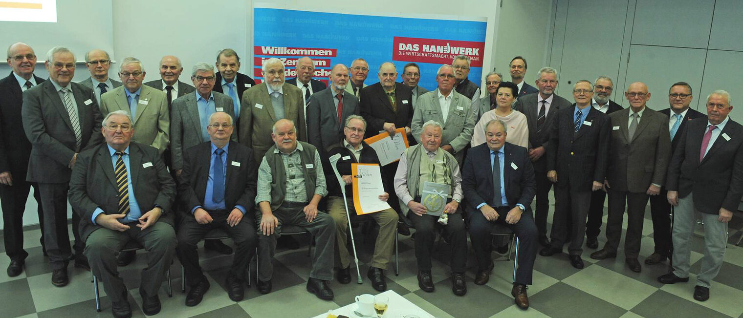 Zu Jahresbeginn übergab Präsident Stefan Lobenstein Goldene und Diamantene Meisterbriefe an verdiente Handwerksmeister.