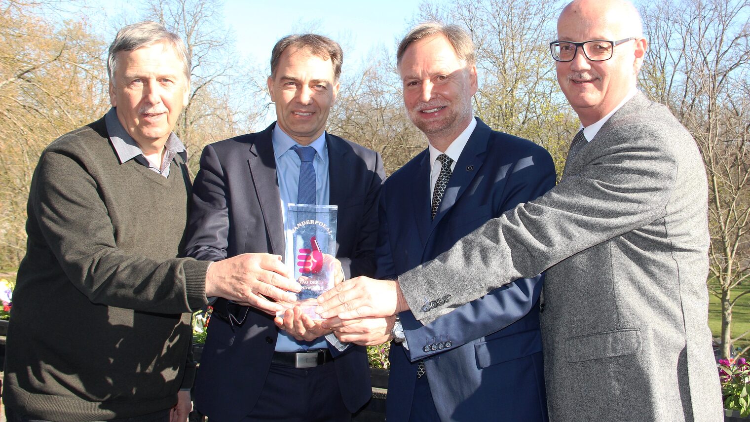 Eckhard Canzler, Kreishandwerksmeister Weimar/Sömmerda, Peter Kleine, Oberbürgermeister Weimar, Stefan Lobenstein, Präsident des Thüringer Handwerkstag e.V., und Detlef Leibing, Geschäftsführer der Kreis-handwerkerschaft Weimar/Sömmerda, mit dem Wanderpokal des Tags des Handwerks.