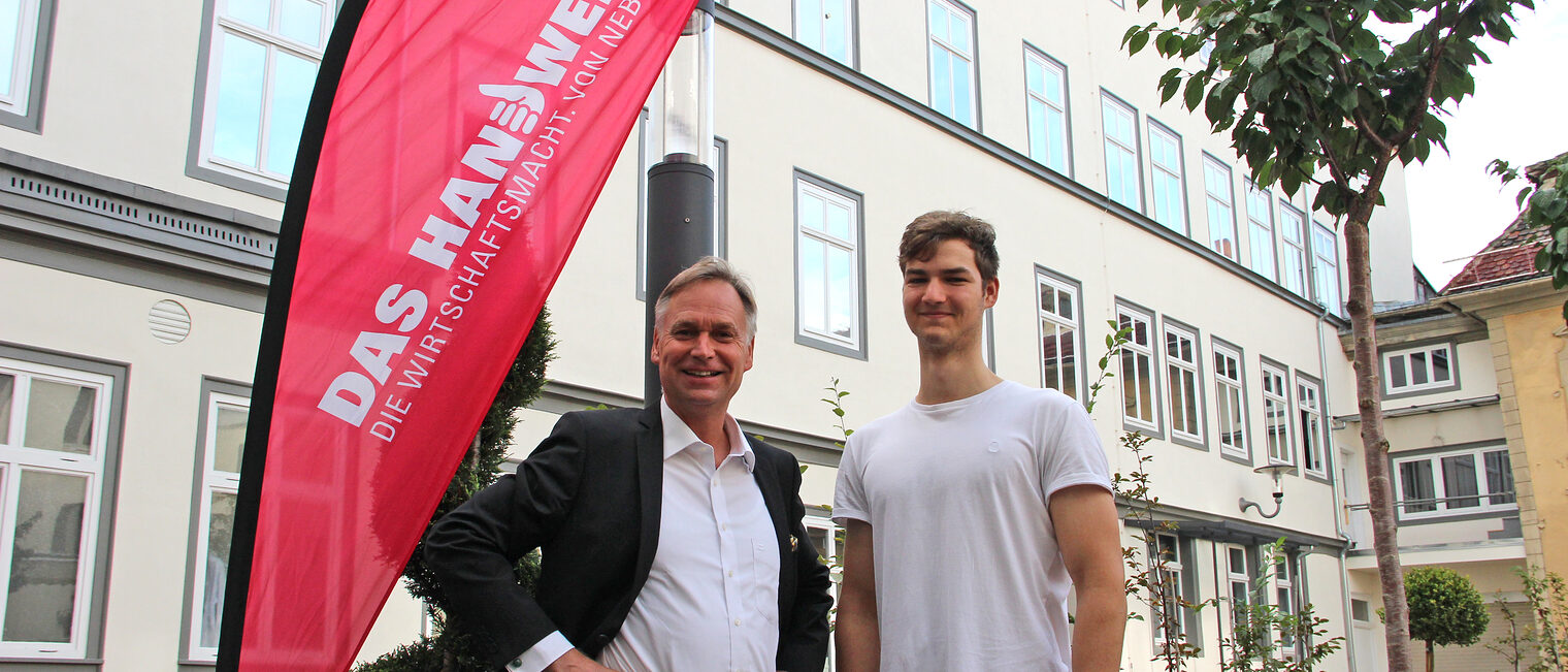 Stefan Lobenstein tauscht sich mit Peter Surber beim Café International über die Auslandserfahrungen des jungen Handwerkers aus.