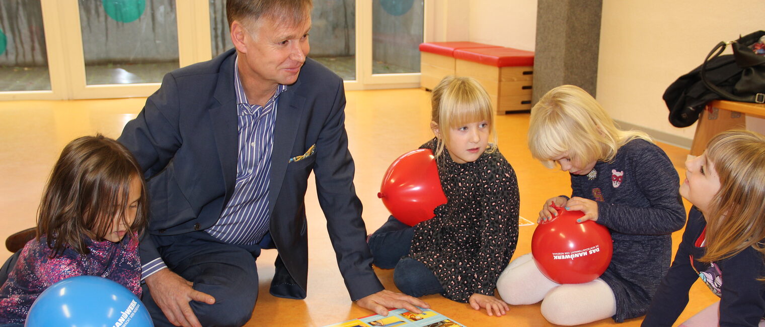 Stefan Lobenstein, Präsident der Handwerkskammer Erfurt, begeistert die Vorschüler der Kita "Kinderland am Zoo" für das Handwerk.