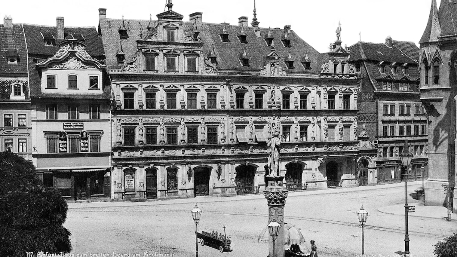 Das Gildehaus auf dem Erfurter Fischmarkt um 1895. Seit 1925 Sitz der Erfurter Handwerkskammer. Erste konstituierende Sitzung der Kammervollversammlung im Erfurter Rathaus am 26. April 1900.