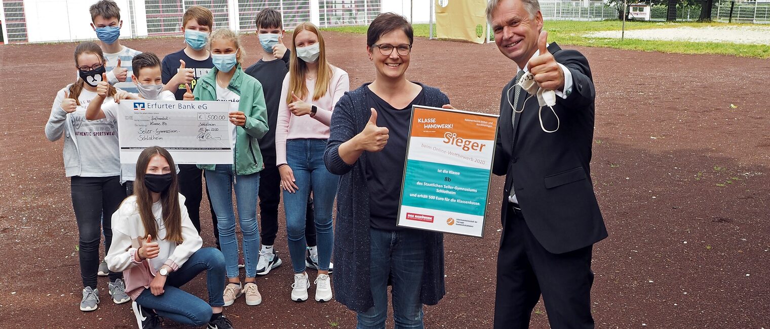 Ein "Like" für das Handwerk: Stefan Lobenstein überbrachte Glückwünsche und den Scheck an die Schlotheimer Siegerklasse.