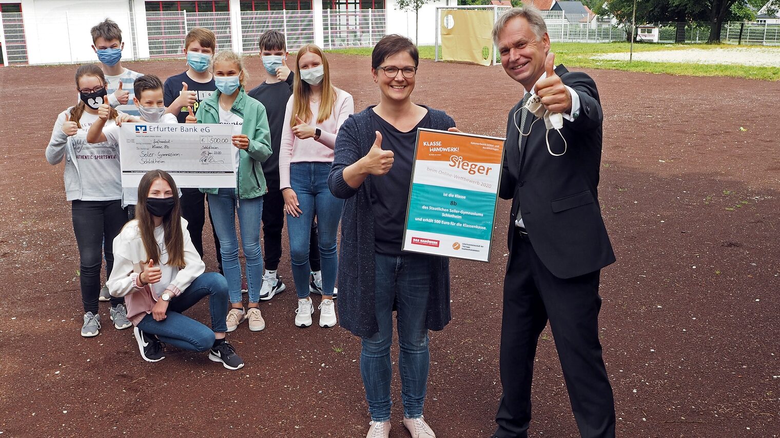 Ein "Like" für das Handwerk: Stefan Lobenstein überbrachte Glückwünsche und den Scheck an die Schlotheimer Siegerklasse.