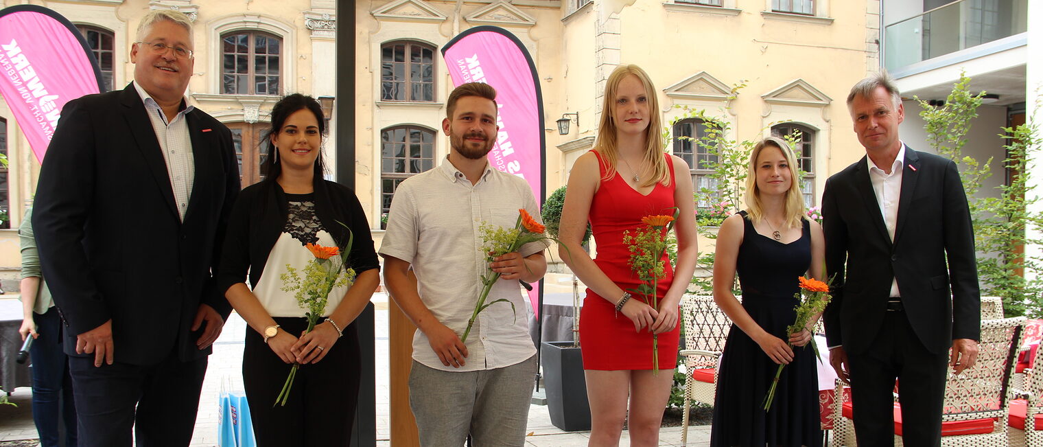 Feierliche Urkundenübergabe: v.l.n.r. Thomas Malcherek, Hauptgeschäftsführer der Handwerkskammer Erfurt und Stefan Lobenstein, Präsident der Handwerkskammer Erfurt gratulieren Josephine Wächter, Marius Überhagen, Phylice Diane Becher und Anna-Lena Andreß. Die vier Abiturienten gehen ihren Weg im Handwerk weiter und beginnen im September eine Ausbildung.