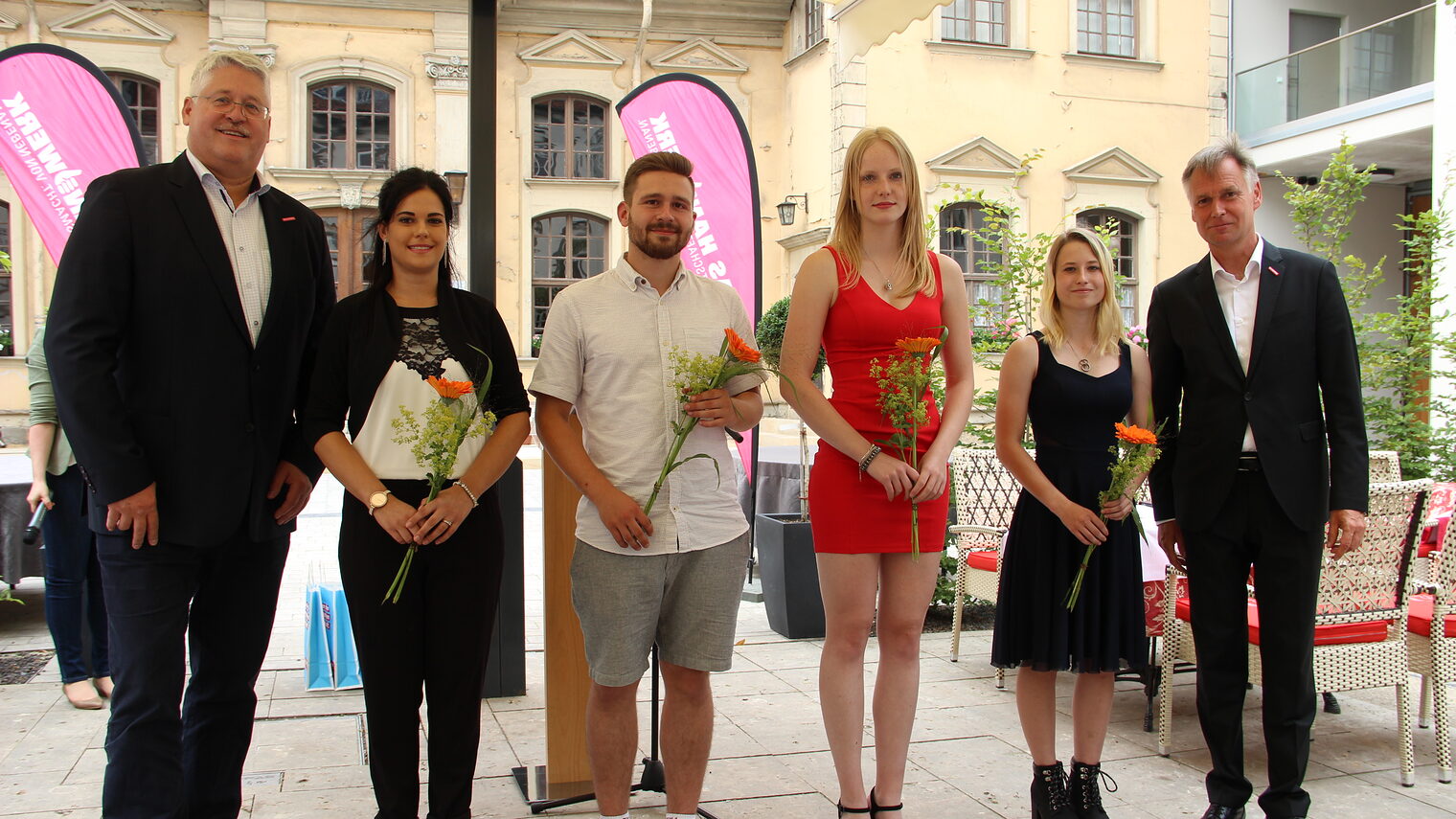 Feierliche Urkundenübergabe: v.l.n.r. Thomas Malcherek, Hauptgeschäftsführer der Handwerkskammer Erfurt und Stefan Lobenstein, Präsident der Handwerkskammer Erfurt gratulieren Josephine Wächter, Marius Überhagen, Phylice Diane Becher und Anna-Lena Andreß. Die vier Abiturienten gehen ihren Weg im Handwerk weiter und beginnen im September eine Ausbildung.