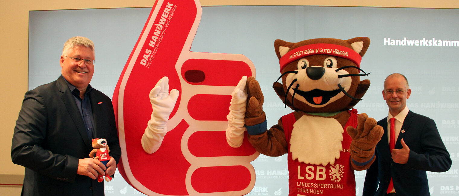 Links: Thomas Malcherek (Hauptgeschäftsführer der Handwerkskammer Erfurt), Rechts: Thomas Zirkel (Hauptgeschäftsführer des Landessportbund Thüringen). Mit den beiden Maskottchen der Handwerkskammer Erfurt (li.) und des Landessportbund Thüringen (re.).