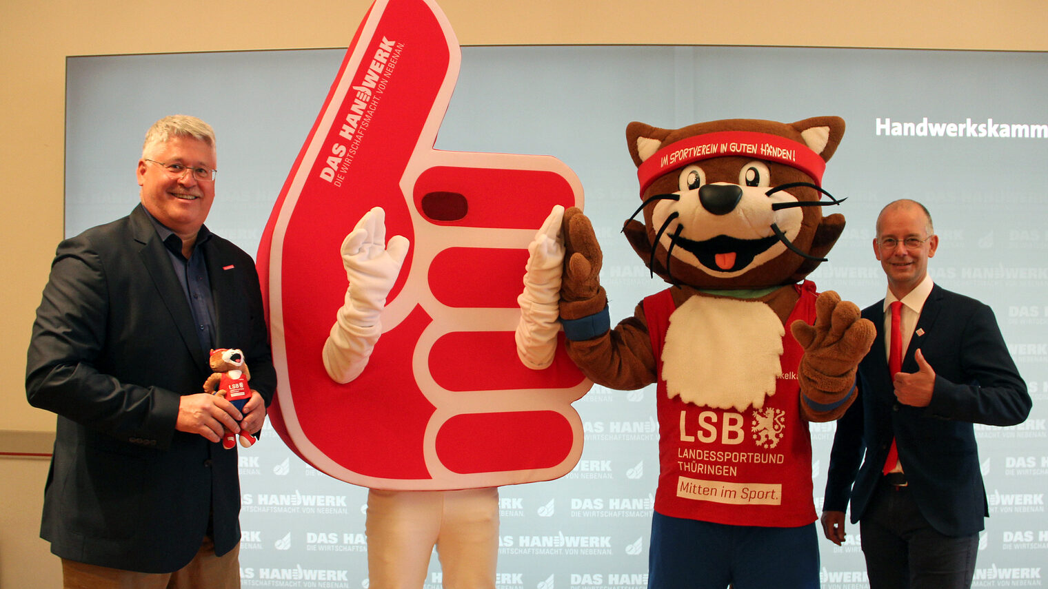 Links: Thomas Malcherek (Hauptgeschäftsführer der Handwerkskammer Erfurt), Rechts: Thomas Zirkel (Hauptgeschäftsführer des Landessportbund Thüringen). Mit den beiden Maskottchen der Handwerkskammer Erfurt (li.) und des Landessportbund Thüringen (re.).