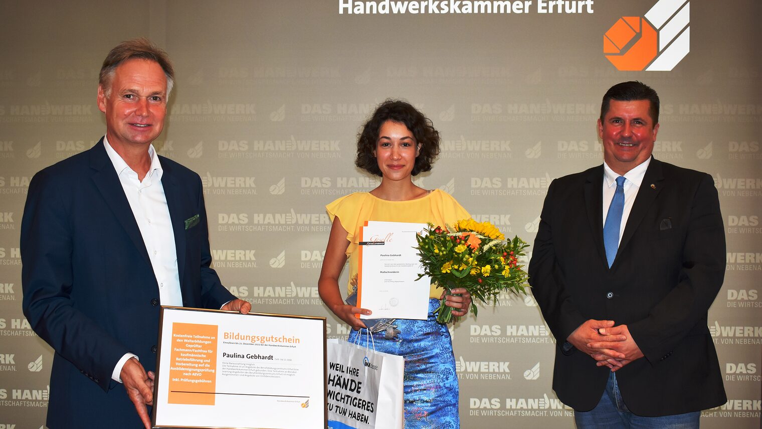 Die Jahrgangsbeste: Maßschneiderin Paulina Gebhardt aus Erfurt wurde vom Präsidenten der HWK Erfurt, Stefan Lobenstein (links), und Maik Ludwig (IKK classic) ausgezeichnet. 