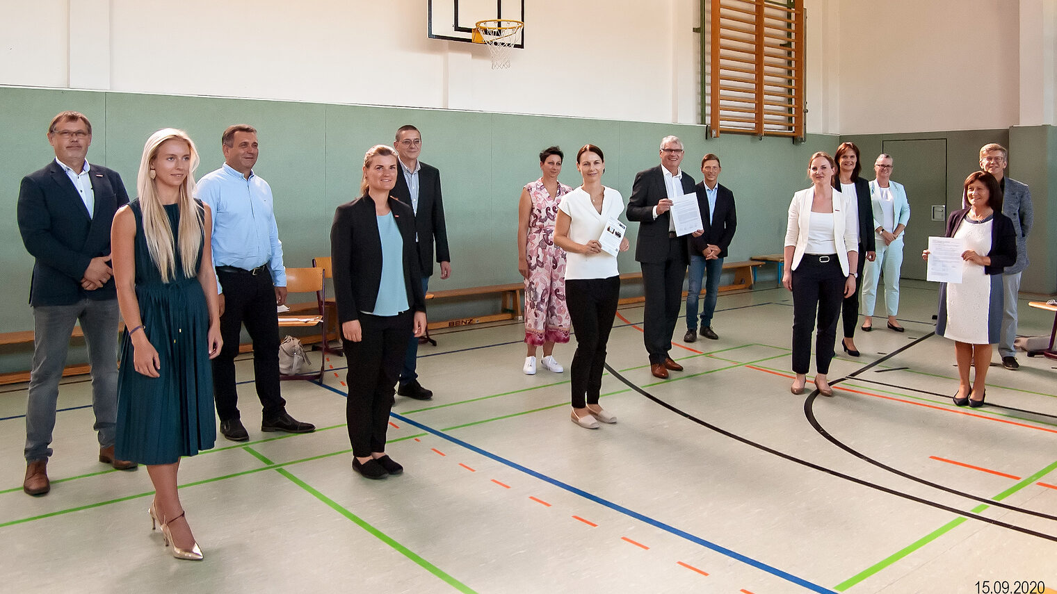 Bei der Auftaktveranstaltung zum "Beruflichen Gymnasium Plus" am Staatlichen Berufsschulzentrum Kyffhäuserkreis in Sondershausen kamen Vertreter der Handwerkskammer Erfurt, des Ford-Autohauses Schneider Sondershausen, des Staatlichen Berufsschulzentrums Kyffhäuserkreis Sondershausen, der IHK Erfurt, der WAGO Kontakt GmbH Sondershausen, des Schulamtes Nordthüringen und des Thüringer Ministerium für Bildung, Jugend und Sport mit der Landrätin des Kyffhäuserkreis Frau Hochwind-Schneider zusammen. 