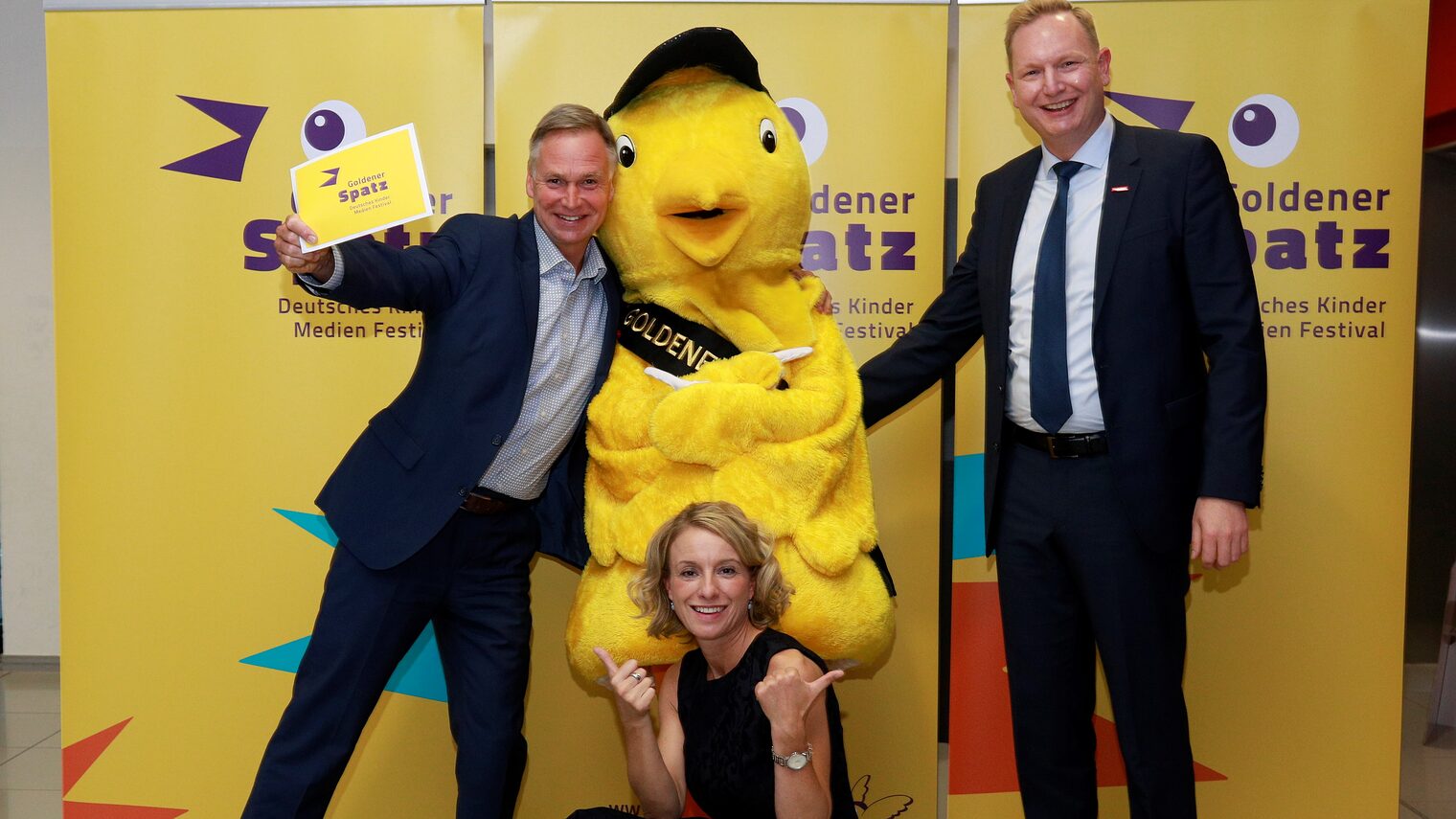 Die Handwerkskammer Erfurt hat den Publikumspreis des Festivals "Goldener Spatz" gestiftet. Stefan Lobenstein, Präsident der Handwerkskammer Erfurt, Nicola Jones, Festivalleiterin Goldener Spatz und Tobias Hinz Geschäftsführer Zentrale Dienste der Handwerkskammer Erfurt sind stolz auf die Gewinner.