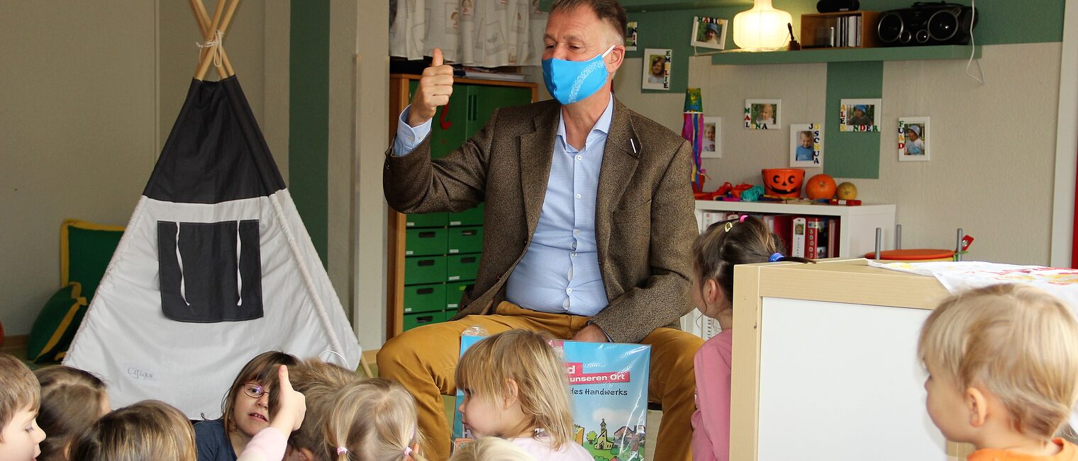 Der Präsident der Handwerkskammer Erfurt, Stefan Lobenstein, besuchte die Kinder des Integrativen Kindergartens "Buchenberg" in Erfurt. Sie nehmen am Wettbewerb "Kleine Hände, große Zukunft" teil.