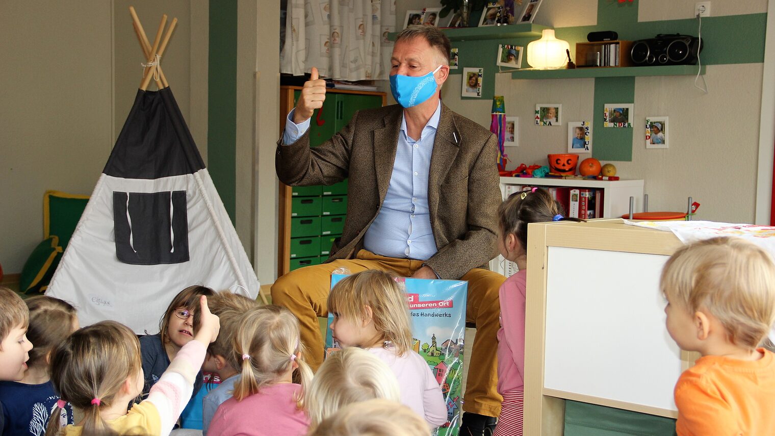 Der Präsident der Handwerkskammer Erfurt, Stefan Lobenstein, besuchte die Kinder des Integrativen Kindergartens "Buchenberg" in Erfurt. Sie nehmen am Wettbewerb "Kleine Hände, große Zukunft" teil.