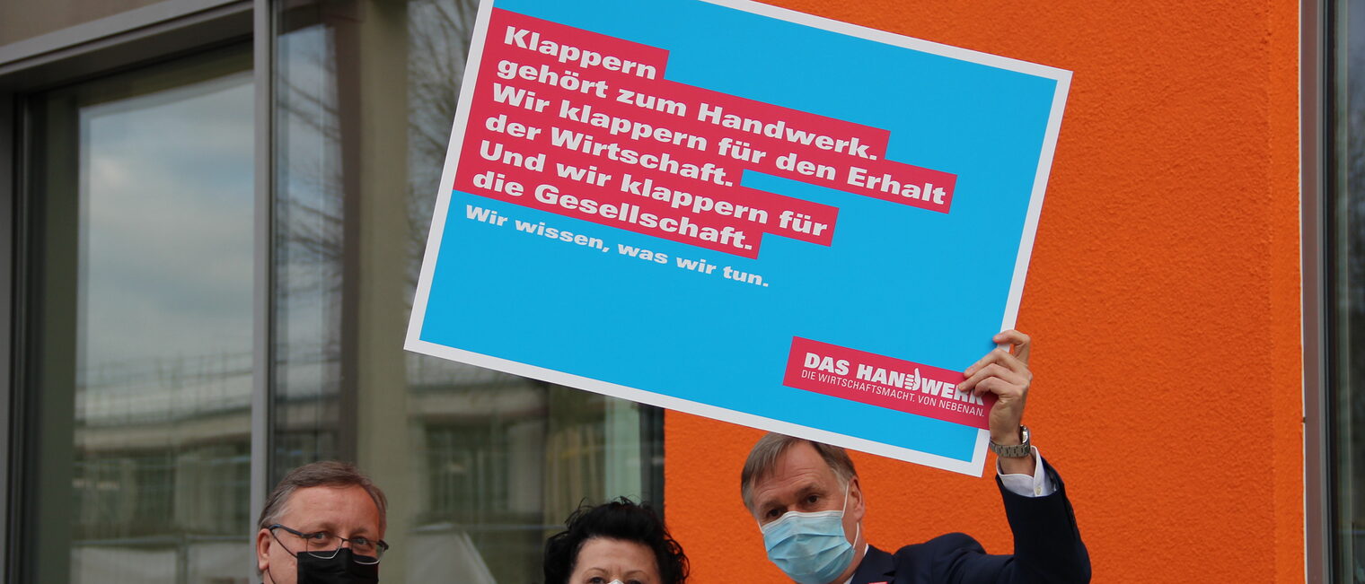 Der Vorstand der Handwerkskammer Erfurt weiß: Klappern gehört zum Handwerk. Aber jetzt ist eine klare Exit-Strategie nötig. Deshalb klappert Präsident Stefan Lobenstein (re) mit Vizepräsidentin Bärbel Kritzmann und Vizepräsident Holger Prüfer (li) für den Erhalt der Wirtschaft.