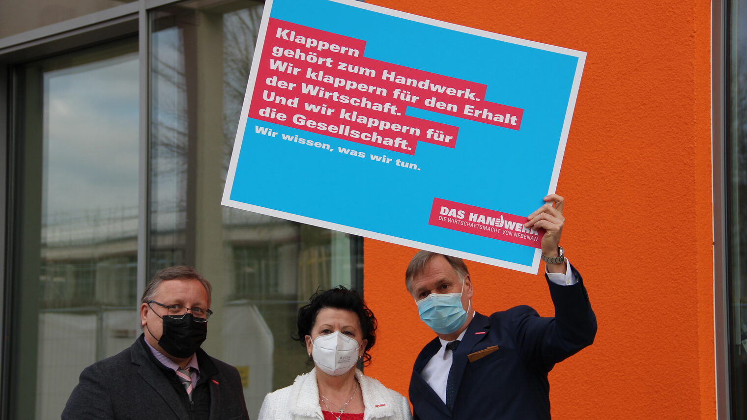 Der Vorstand der Handwerkskammer Erfurt weiß: Klappern gehört zum Handwerk. Aber jetzt ist eine klare Exit-Strategie nötig. Deshalb klappert Präsident Stefan Lobenstein (re) mit Vizepräsidentin Bärbel Kritzmann und Vizepräsident Holger Prüfer (li) für den Erhalt der Wirtschaft.