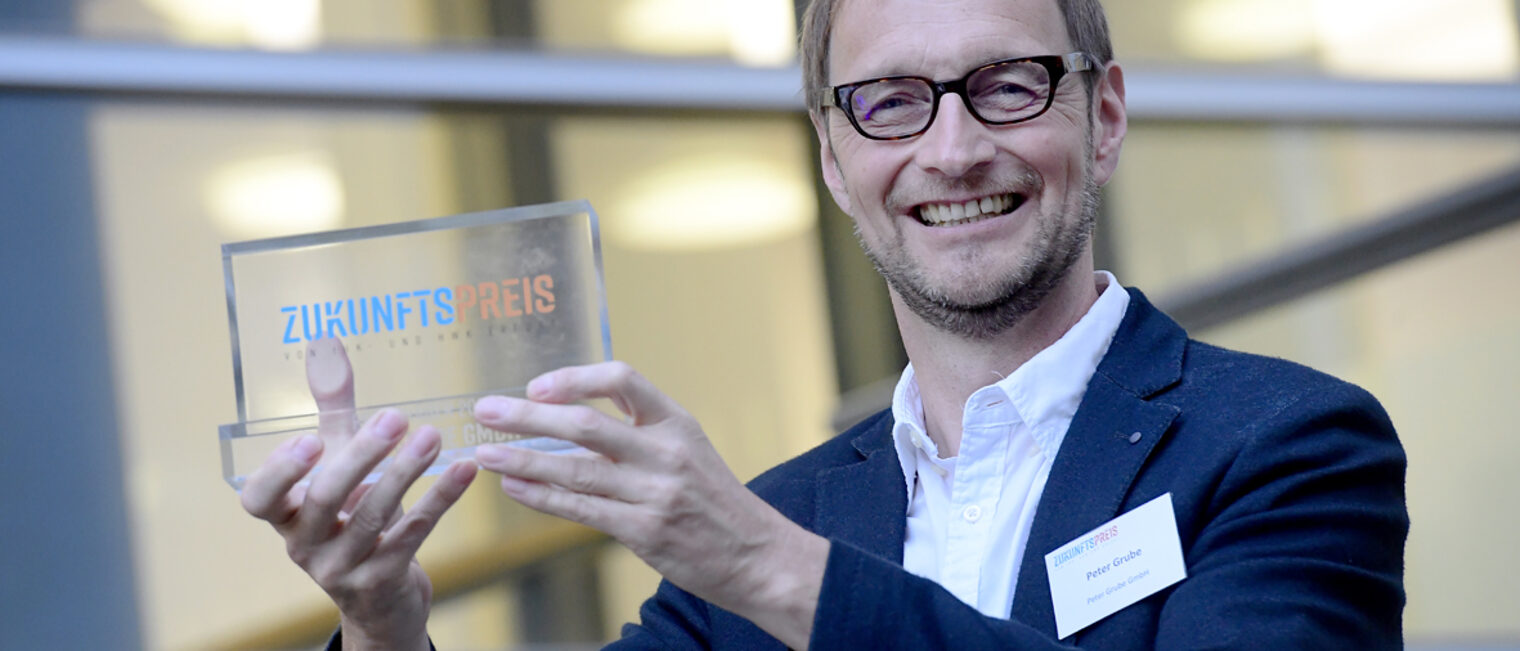 Der strahlende Gewinner des Zukunftspreises 2021 heißt Peter Grube, Tisch-lermeister aus Urbach.