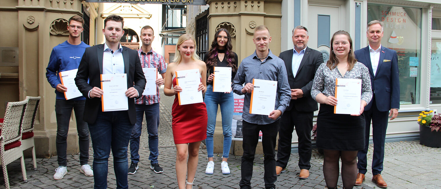 Erfolgreiche Absolventen: (V.li.) Max Sondermann (Straßenbauer), Richard Justin Regel (Fahrzeugla-ckierer), Daniel Gebhardt (Elektroni-ker), Isabeau Geraldine Katharina Urban (Maßschneiderin), Alina A-lessandra Pohle (Automobilkauffrau), Roy Masche (Trockenbaumonteur), Marko Enke (Regionalgeschäftsfüh-rer IKK classic), Anne Röder (Ortho-pädietechnik-Mechanikerin) und Stefan Lobenstein (Präsident HWK Erfurt)