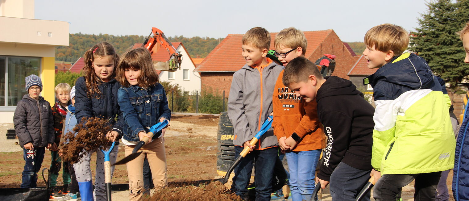 Die Kinder des Katholischen Kindergartens packen tatkräftig mit an.