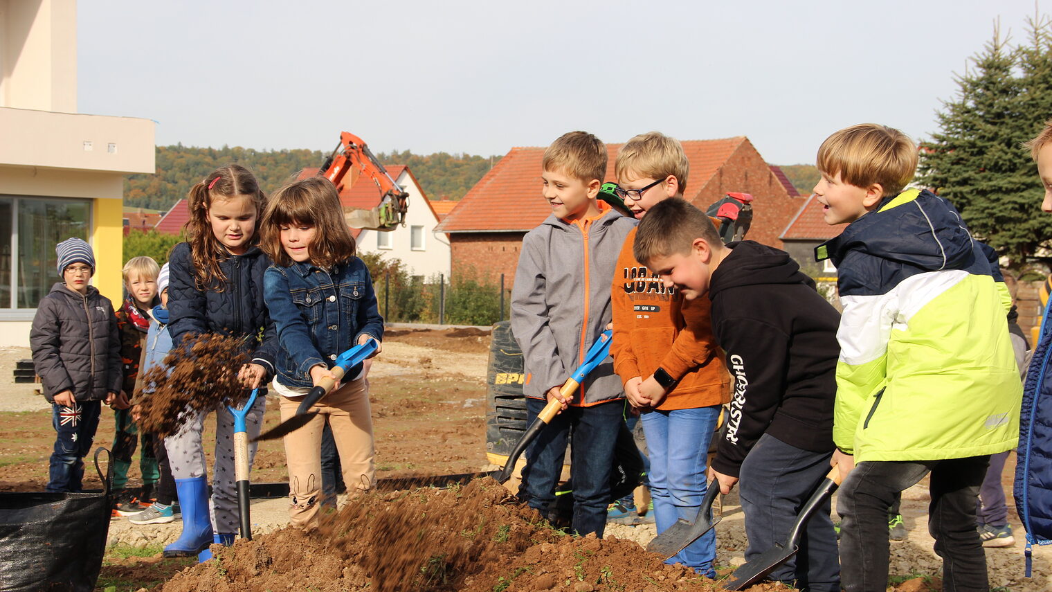 Die Kinder des Katholischen Kindergartens packen tatkräftig mit an.