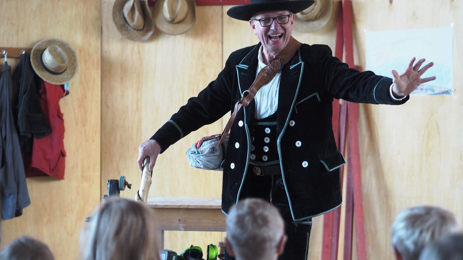 Schauspieler: In der Kita ¿Rappelkiste¿ in Kromsdorf führte er das Märchen ¿Hans im Glück¿ in einer Handwer-kerversion auf.