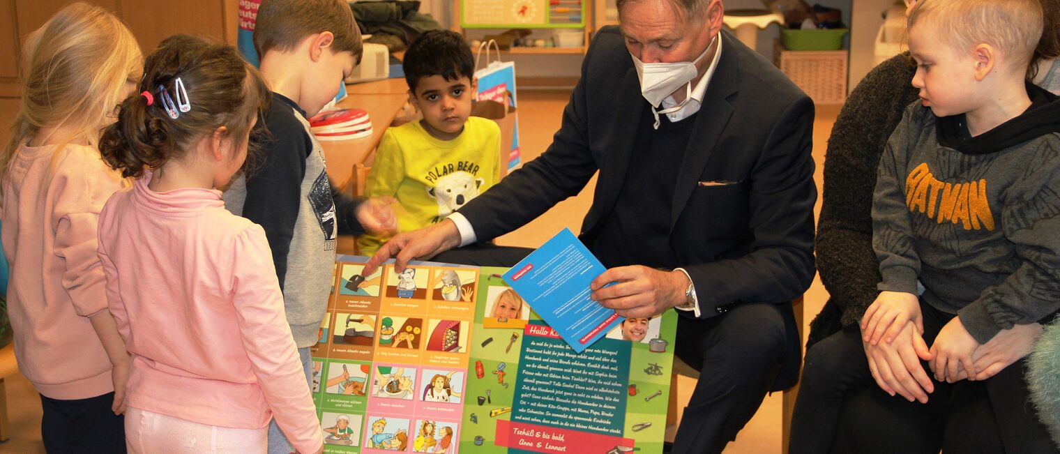 Der Präsident der Handwerkskammer Erfurt, Stefan Lobenstein, hat die Kinder der ASB Kindertagesstätte Sonnenschein in Buttstädt besucht und ihnen das Mitmachpaket für den Kita-Wettbewerb überreicht.