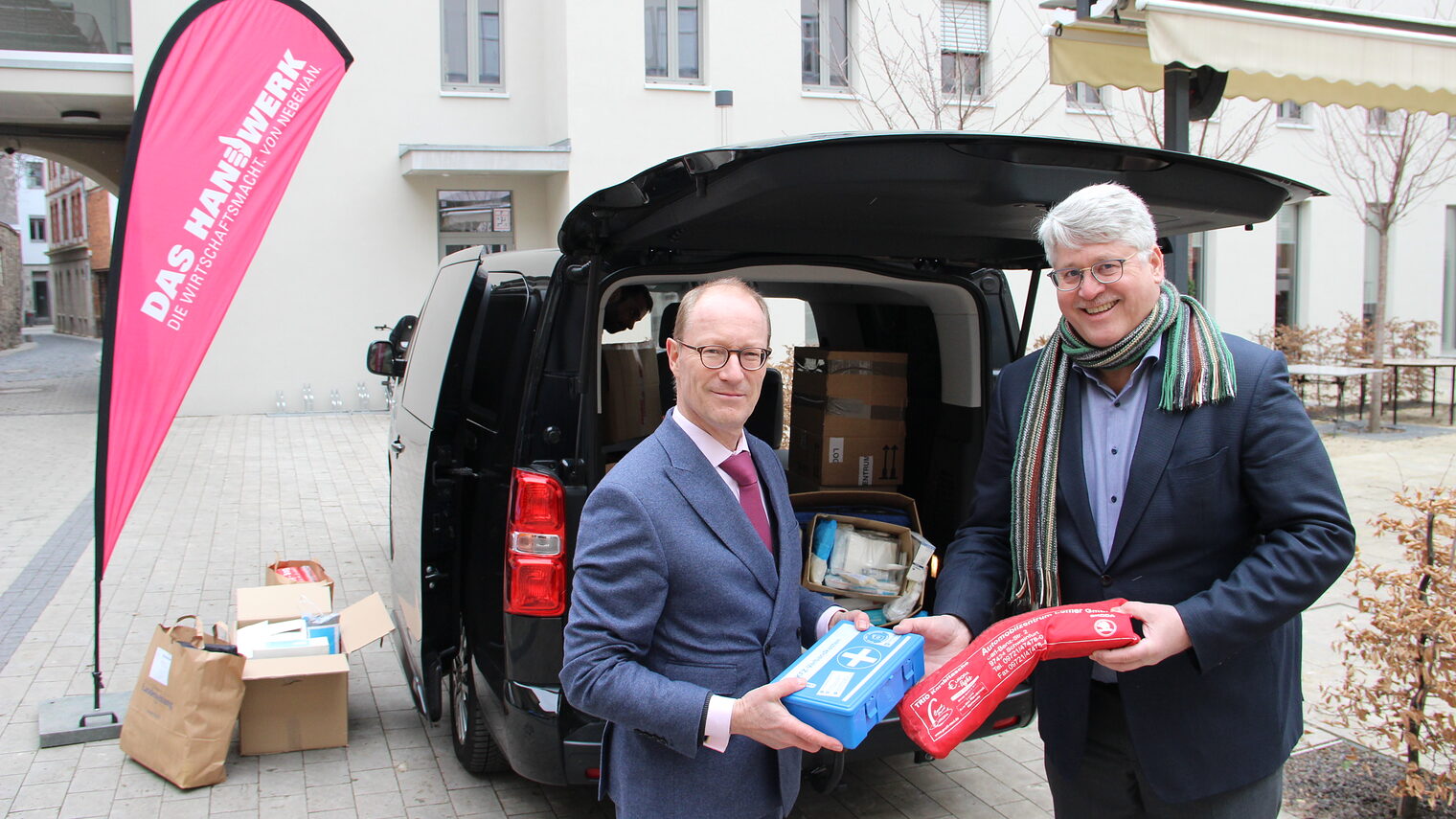 Thomas Malcherek, Hauptgeschäftsführer der Handwerkskammer Erfurt (rechts) übergibt die Verbandskästen an Andreas Spieß.