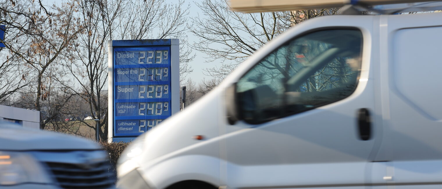 Die Zwei-Euro-Marke für den Liter Kraftstoff ist geknackt. Der Verkehr muss aber rollen können, ansonsten gerät die Wirtschaft ins Stocken.