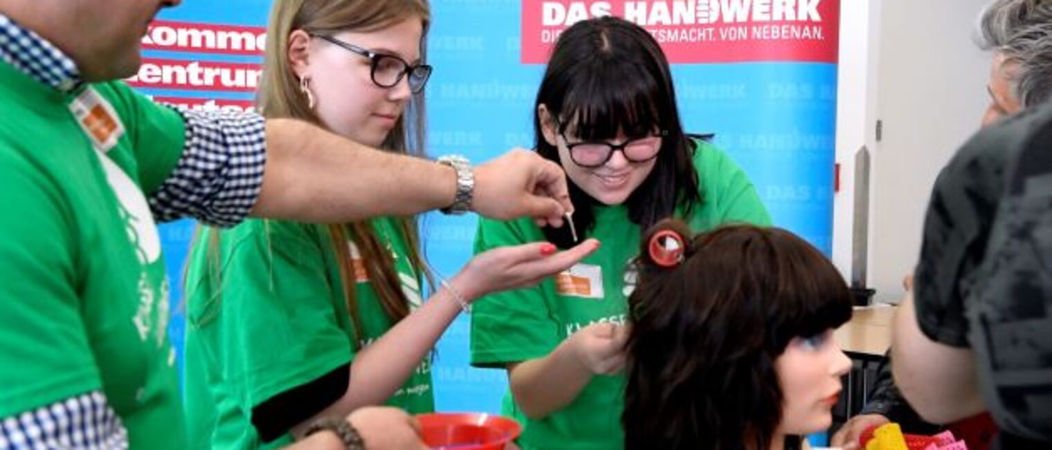 Beim Finale im Mai könnten die Schülerinnen und Schüler in das Friseur-Handwerk schlüpfen.