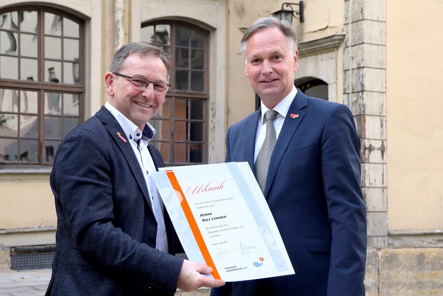 Auch Ralf Linder (li.) wurde von Stefan Lobenstein für sein ehrenamtliches Engagement im Handwerk ausgezeichnet.